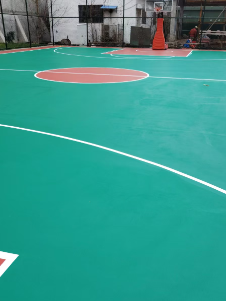 迎江 球场长期使用易出现地面开裂